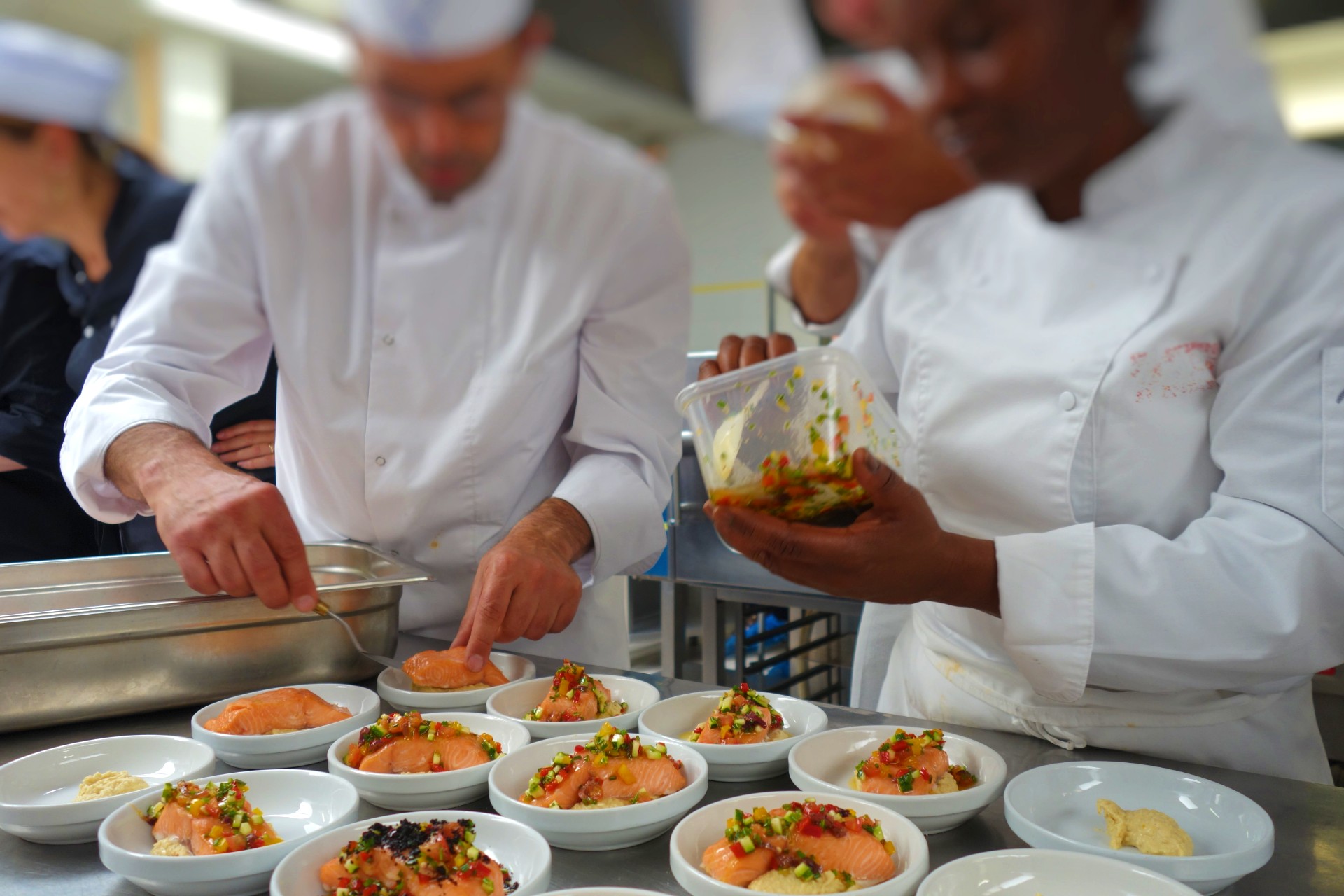 Photos de cuisiniers en train de préparer des plats à base de produits frais et locaux