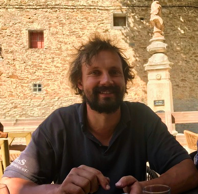 Portrait d'Ambroise, viticulteur bio du Domaine Combe Blanche, Hérault